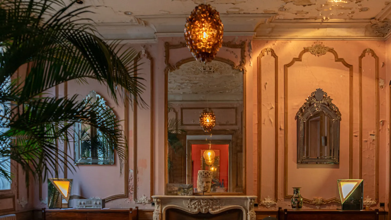 Un intérieur meublé de mobilier ancien indien et de décoration chinée